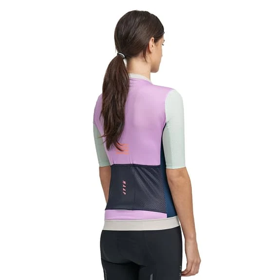 Maillot MAAP Emblem Pro Hex Manche Courte Gris Lilas Multicolore Femme 3 Maillot MAAP Emblem Pro Hex Manche Courte Gris Lilas Multicolore Femme – Image 3