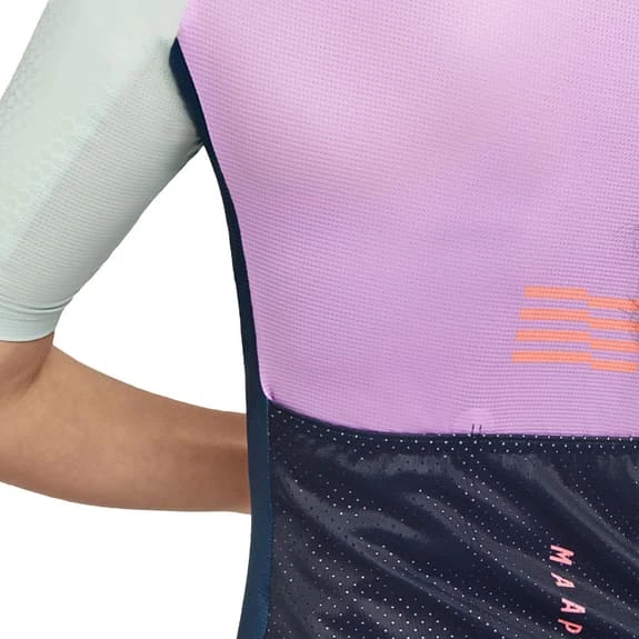 Maillot MAAP Emblem Pro Hex Manche Courte Gris Lilas Multicolore Femme 5 Maillot MAAP Emblem Pro Hex Manche Courte Gris Lilas Multicolore Femme – Image 5